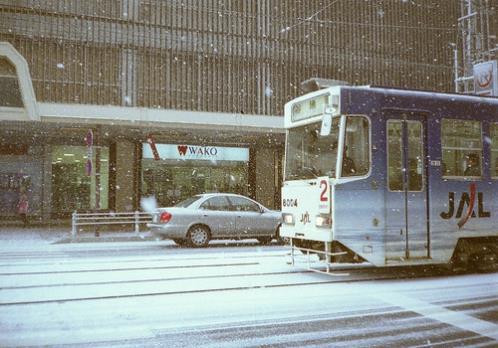 雪为本体写一个拟人句 雨落在草地上写一句话(25条)