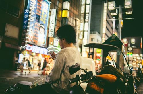 我觉得造句：雨点儿落在我的头上…