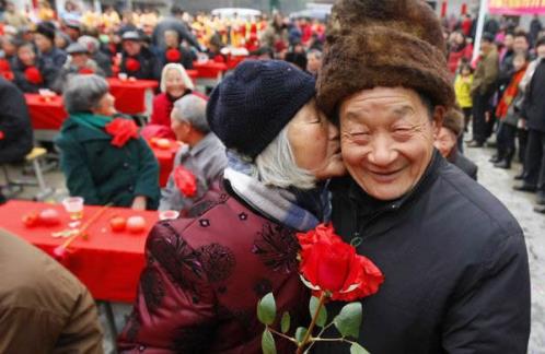 端午节的短祝福语：让幸福水一浪浪淹没你端午快乐…